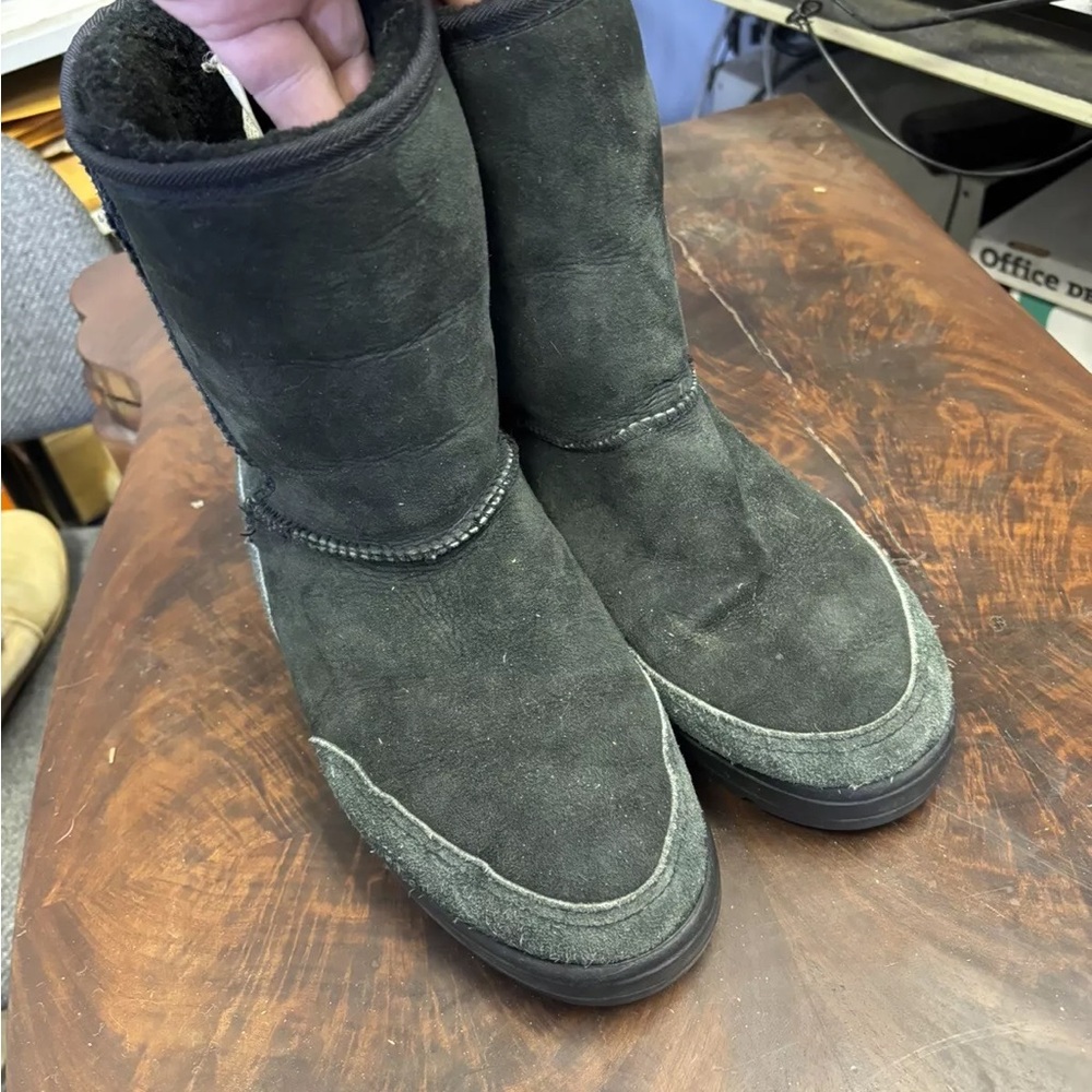 UGG snow boots women’s 9 black/green suede mid calf